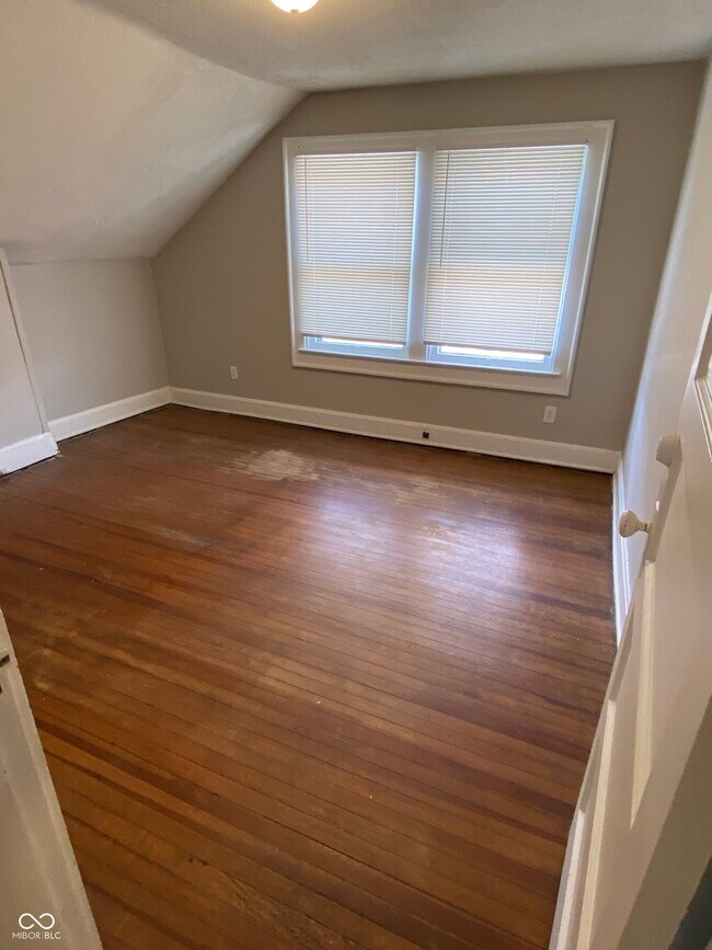 Building Photo - 4025 N Kenwood Ave