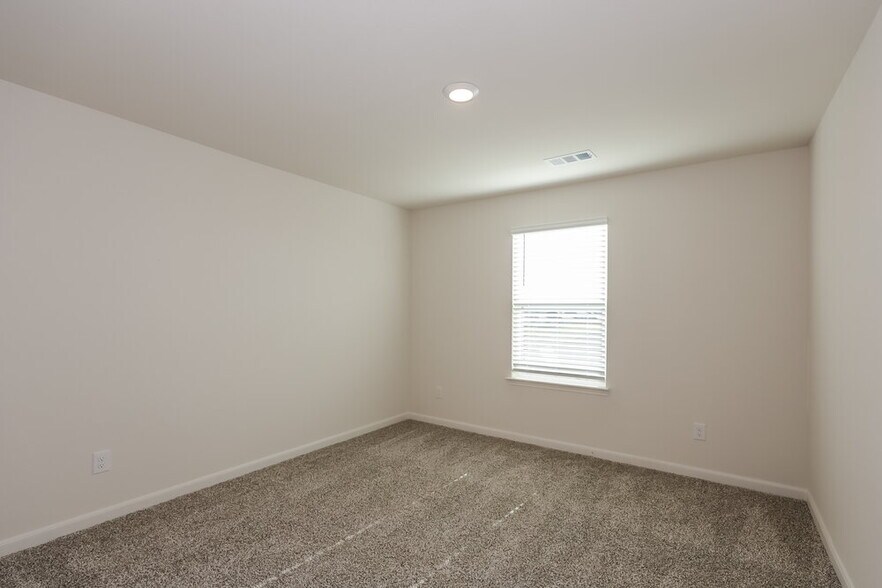 Building Photo - 1328 Redpine Dr