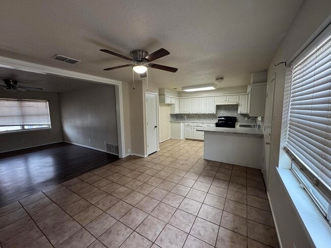 Building Photo - 601 Chicago Ave