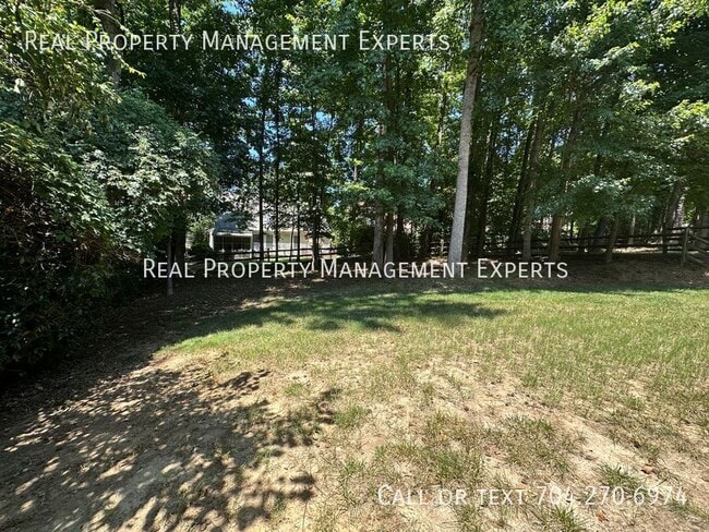 Building Photo - 10001 Glencrest Dr