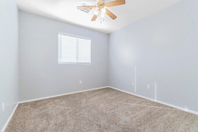 Building Photo - 1900 square foot home, 4 bedrooms 2 baths