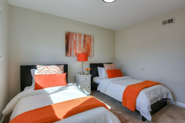 Building Photo - 546 Woodstock Way