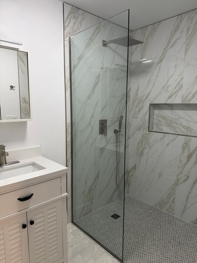Building Photo - Fully Remodeled 3 Bedroom/ 2 Bathroom Duplex w/ Modern Finishes & Private Yard!