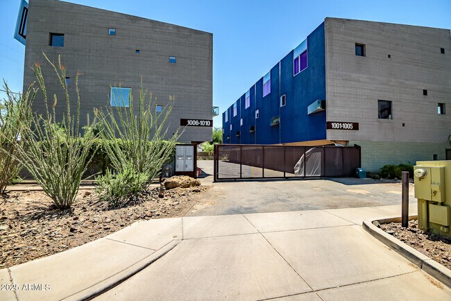 Building Photo - 1145 E Whitton Ave