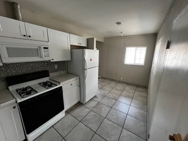 Building Photo - 3 Bedroom Duplex