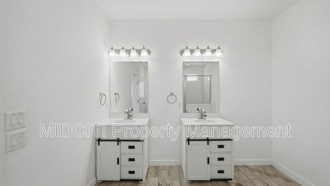 Building Photo - 895 E Mather St