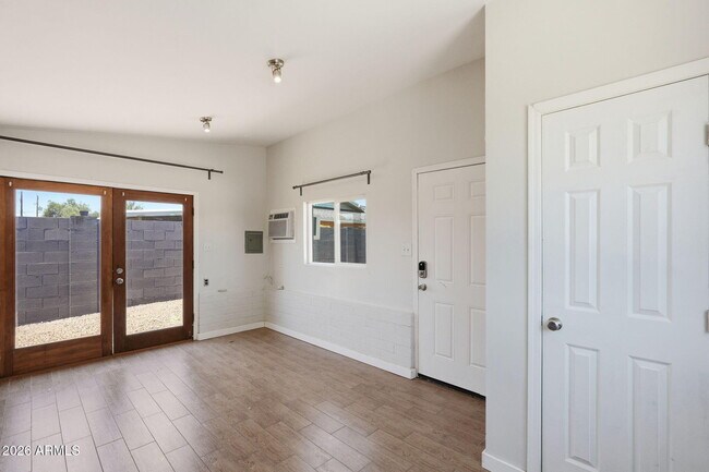 Building Photo - 1609 E Gaylon Dr