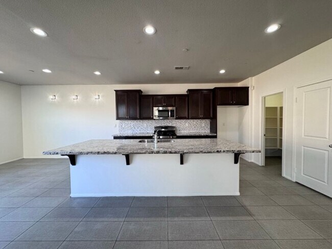 Building Photo - MOVE IN SPECIAL!! Move in on or before Oct...