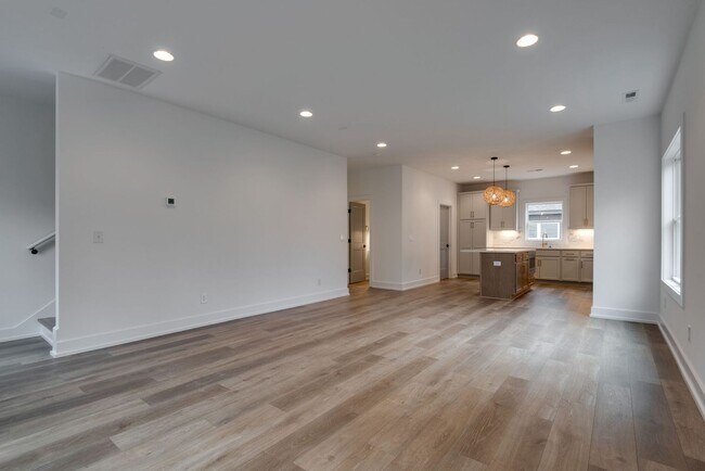 Building Photo - 862 W Sharpe Ave
