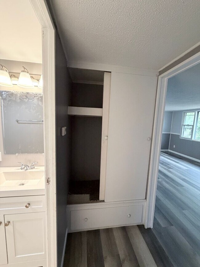 Building Photo - Newly renovated 3 bedroom house