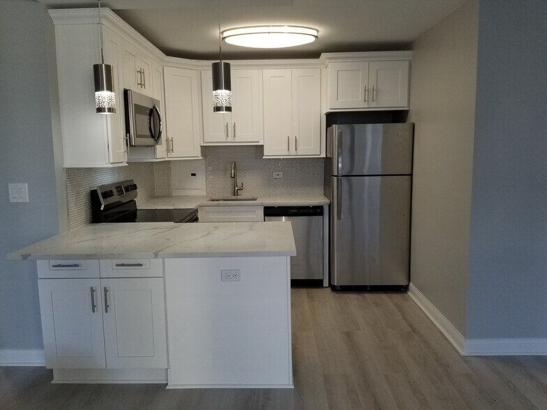Kitchen with breakfast island - 33 E Cedar St