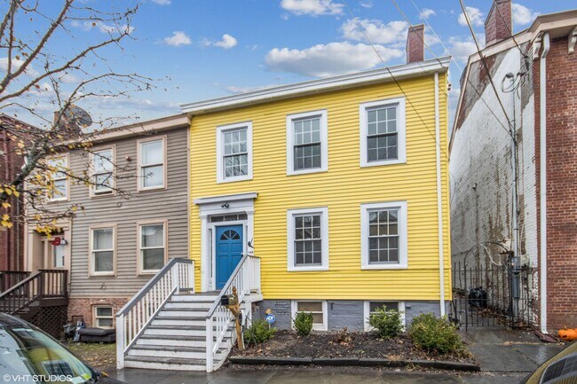 Building Photo - Stylishly Renovated 3 Bedroom 2 bathroom House