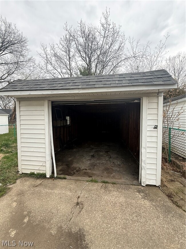 Building Photo - 1427 E 252nd St