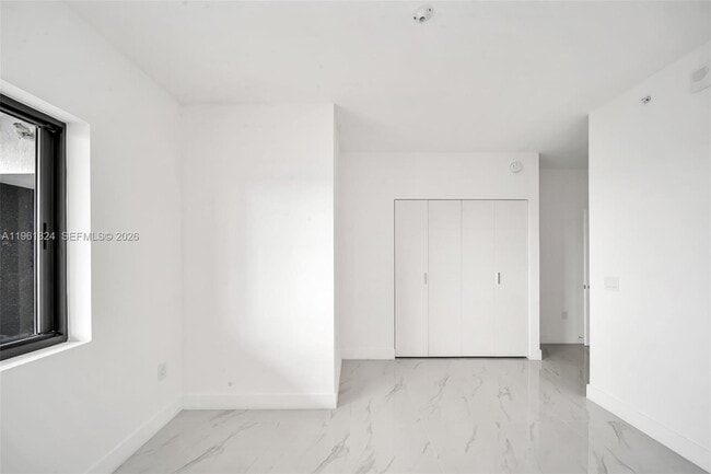 Building Photo - 700 NE 24th St