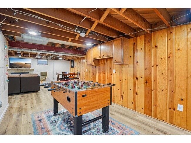 Building Photo - 901 W 61st St