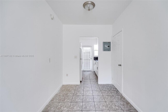Building Photo - 6930 Rue Versailles Dr