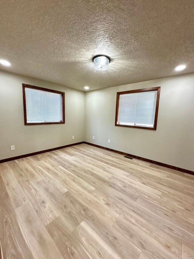 Building Photo - Remodeled 3 Bed Home in Deschutes River Woods with A/C & Large Fenced Yard