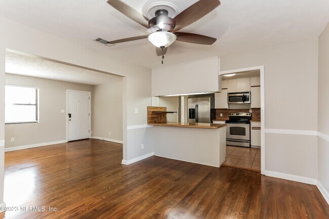 Building Photo - 6215 Pine Cove Ln