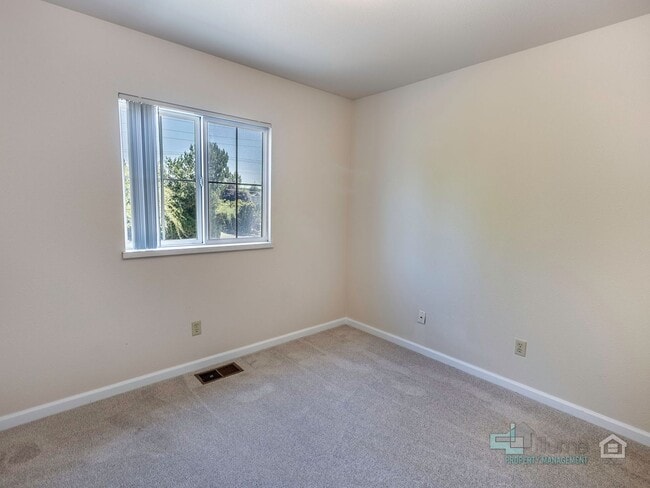 Building Photo - 3493-3493 Hawthorne Ave NE