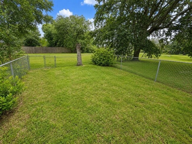 Building Photo - 4666 Ken Knight Dr N