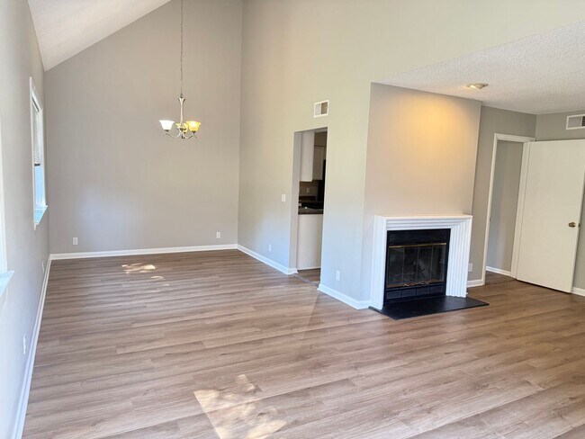 Building Photo - Bellevue!  2 Bedroom / 2 Bath House w/ Loft!  Renovated - Pet Friendly