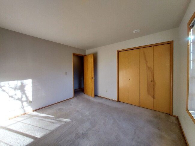 Building Photo - Federal Way Rambler featuring vaulted ceil...
