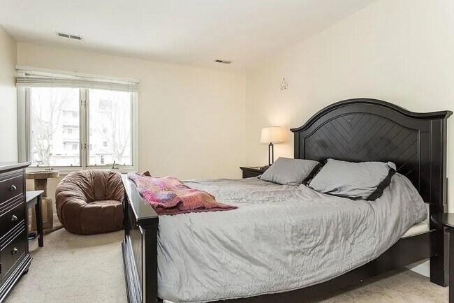 Building Photo - Charming 2BR Condo in South Weymouth