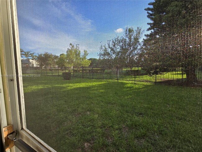 Building Photo - 950 Hillcrest Dr
