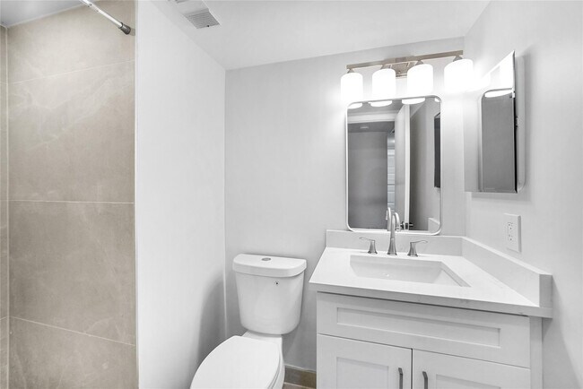 Building Photo - 21905 Lake Forest Cir