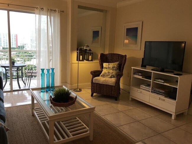 Building Photo - 400 Kings Point Dr