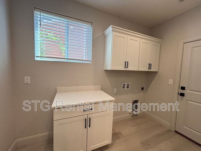 Building Photo - 840 Twin Lakes Dr