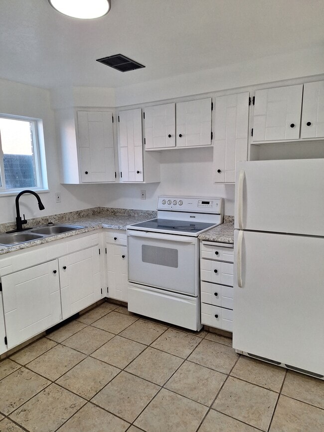 Building Photo - Roy 4-plex 2002