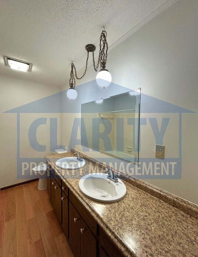 Building Photo - Charming two story home with garage and large yard!