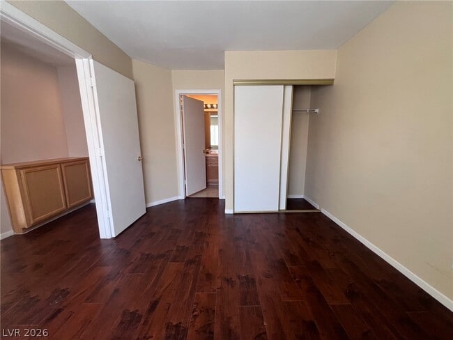 Building Photo - 3440 Middle View Dr