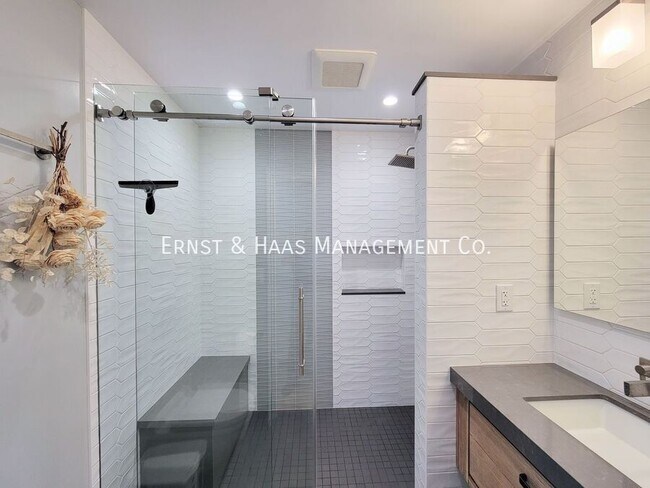 Building Photo - 2054 Pattiz Ave