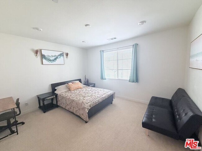 Building Photo - 13 Bedford Ct