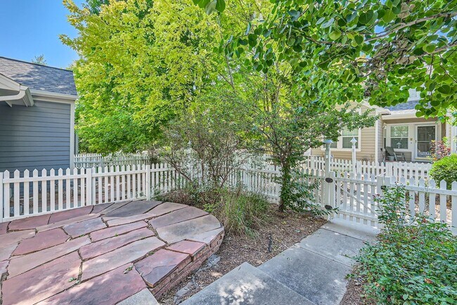 Building Photo - SW Longmont Townhome