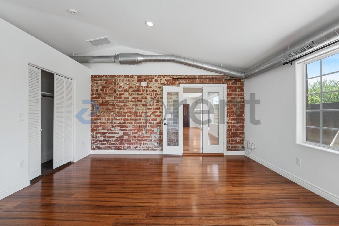 Building Photo - Unit A