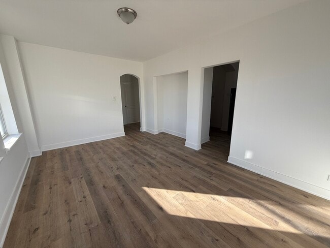 Building Photo - 6930 N Greenview Ave