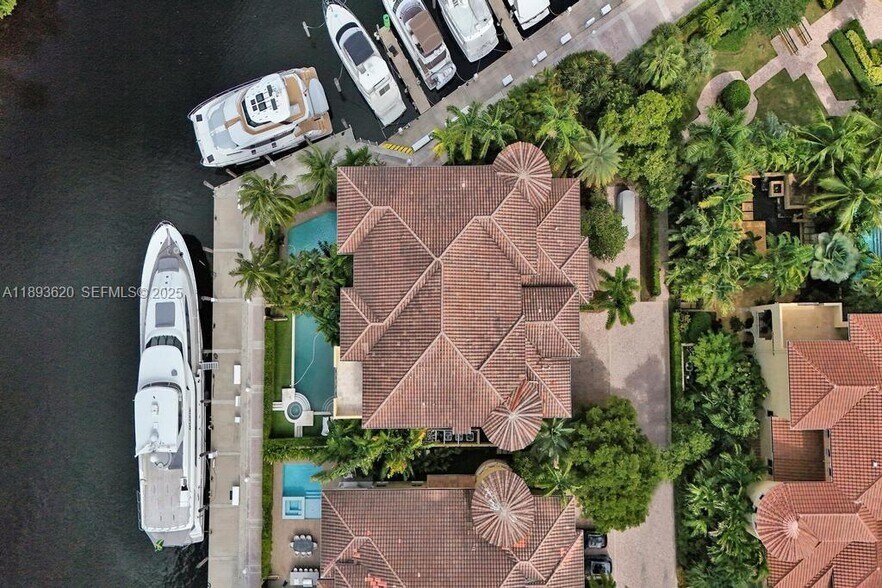 Building Photo - 17001 Collins Ave
