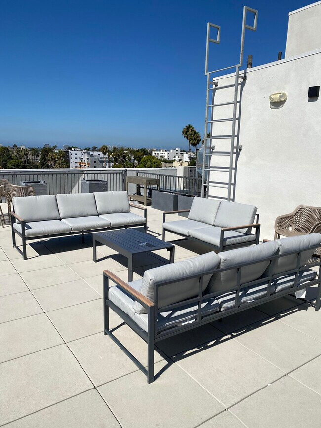 Building Photo - 11612 Culver Ave