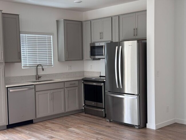 Building Photo - Stunning New 3Beds/2.5Bath Townhome in Pho...