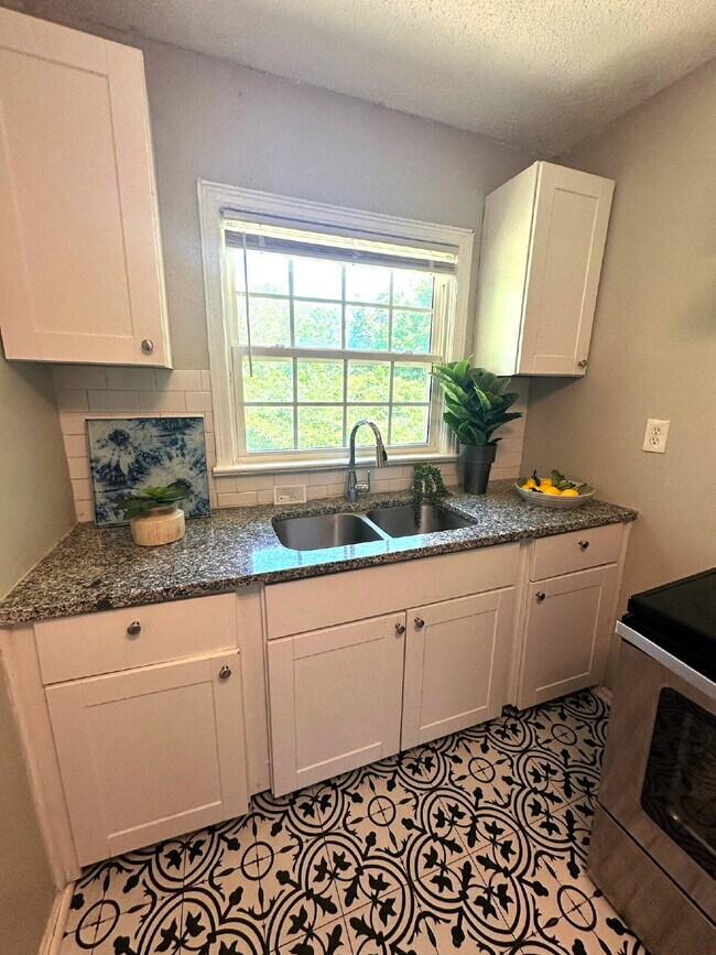 Building Photo - Beautifully Updated Decatur Home with Spacious Backyard