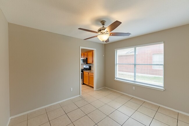 Building Photo - Sunny and Open 3 bedroom, 2.5 bathroom Hom...