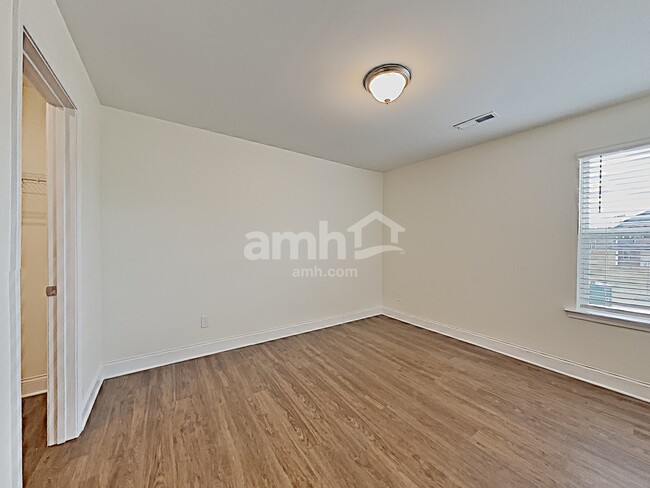 Building Photo - 303 Elmhurst Dr