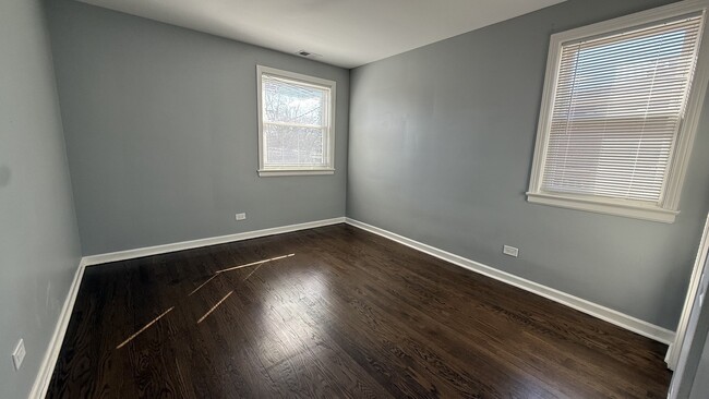 Building Photo - 5843 N Cicero Ave