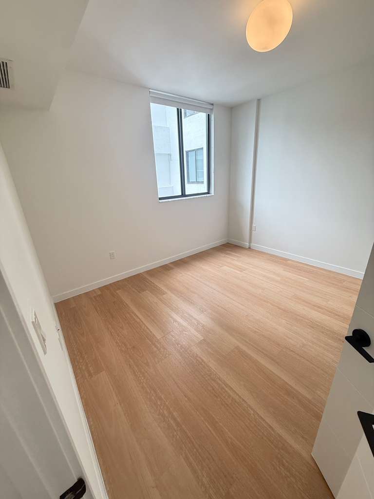 Building Photo - 1325 NE 117th St