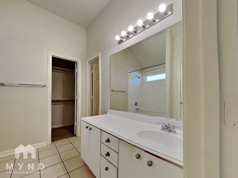 Building Photo - 807 Forest Star