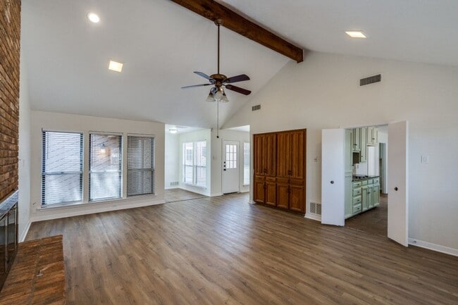 Building Photo - Beautiful and bright Plano home with updates