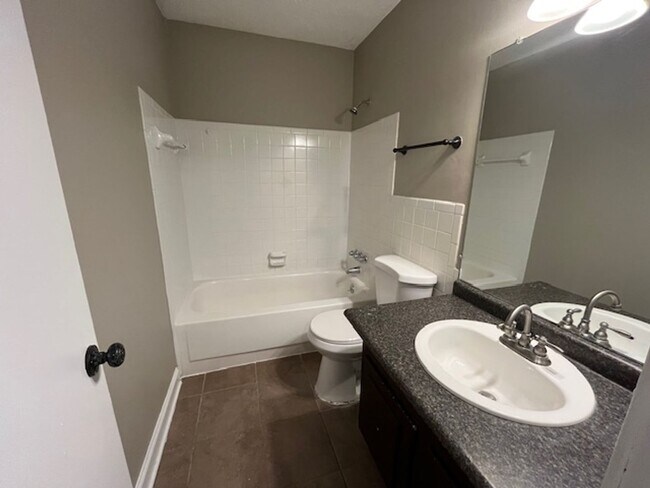 Building Photo - Renovated 3 Bedroom 2.5 Home for Rent!